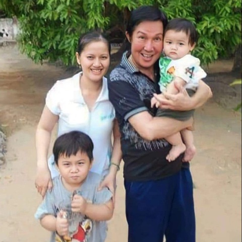 Tin tức giải trí 15-2: Trấn Thành là đạo diễn Việt đầu tiên có doanh thu trên 1.000 tỉ- Ảnh 2. Hồng Loan đăng ảnh mẹ con cô vui vẻ bên cha Vũ Linh khi ông còn sống - Ảnh: NVCC