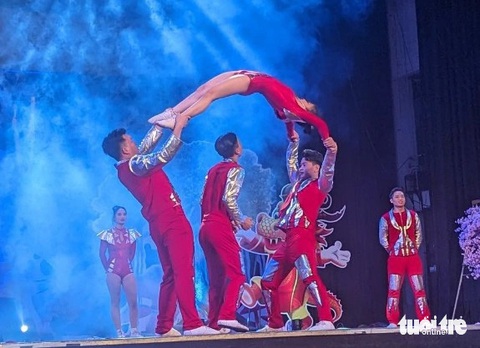 Tiết mục dùng người thay dây nhảy - Ảnh: LINH ĐOAN Tiết mục dùng người thay dây nhảy - Ảnh: LINH ĐOAN