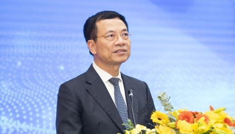 Công nghệ số Việt Nam đạt doanh thu 7,5 tỉ USD ở thị trường nước ngoài- Ảnh 1. Bộ trưởng Nguyễn Mạnh Hùng nhấn mạnh phát triển và phổ cập các dịch vụ từ AI cho người dân Việt Nam là sứ mệnh của các doanh nghiệp công nghệ, trong đó có Tập đoàn FPT - Ảnh: T.HÀ