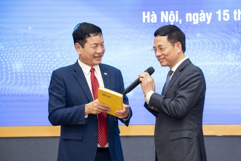 Công nghệ số Việt Nam đạt doanh thu 7,5 tỉ USD ở thị trường nước ngoài- Ảnh 2. Bộ trưởng Nguyễn Mạnh Hùng và chủ tịch Tập đoàn FPT Trương Gia Bình - Ảnh: T.HÀ