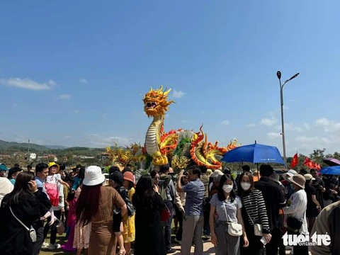 Linh vật rồng Quảng Trị thu hút 101.000 lượt khách đến thị trấn biên giới- Ảnh 1. Linh vật rồng ở thị trấn Lao Bảo đón 101.000 lượt khách dịp Tết Giáp Thìn - Ảnh: B.H.
