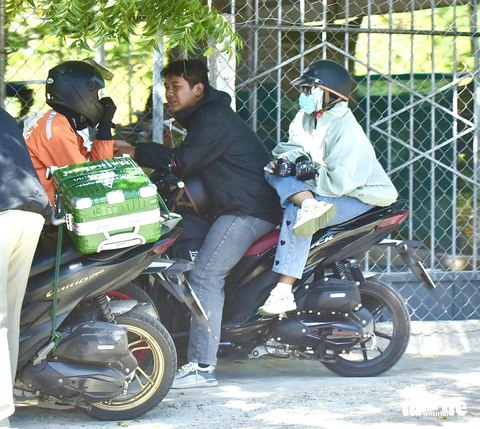 Nhóm bạn trú nắng trên đường quốc lộ 1 thuộc địa phận Bình Thuận Nhóm bạn trú nắng trên quốc lộ 1 thuộc địa phận Bình Thuận - Ảnh: T.T.D.