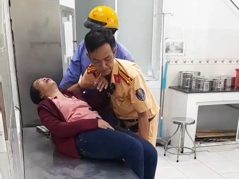 Cảnh sát sơ cứu, dùng xe đặc chủng chở người dân nghi tai biến đi bệnh viện- Ảnh 1. Sau khi dừng xe chạy quá tốc độ, tổ cảnh sát giao thông phát hiện người phụ nữ bị tai biến nên sơ cứu rồi dùng xe đặc chủng chở bệnh nhân đi cấp cứu - Ảnh: TIẾN LUẬN