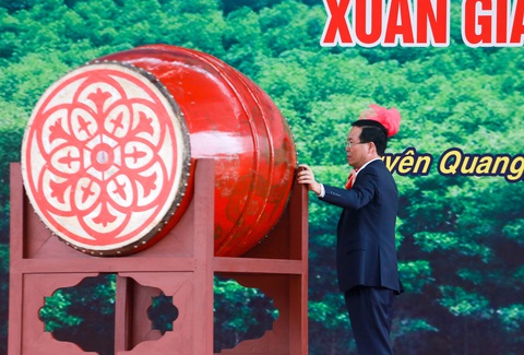 Chủ tịch nước: Mỗi cây được trồng là món quà vô giá gửi tương lai- Ảnh 3. Chủ tịch nước đánh trống phát động “Tết trồng cây đời đời nhớ ơn Bác Hồ” - Ảnh: C.TUỆ