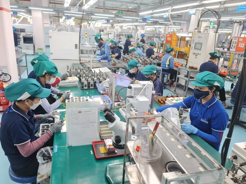 Lương 5-15 triệu đồng/tháng chờ gần 10.000 người lao động ở Quảng Ngãi- Ảnh 1. Công nhân làm việc tại một nhà máy ở Khu công nghiệp VSIP Quảng Ngãi - Ảnh: TRẦN MAI