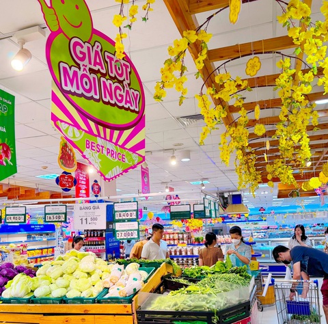 Saigon Co.op lì xì khách hàng, mở tiệc chay đầu năm mới- Ảnh 2. Khách hàng chọn mua thực phẩm thanh đạm đầu năm tại các hệ thống siêu thị của Saigon Co.op