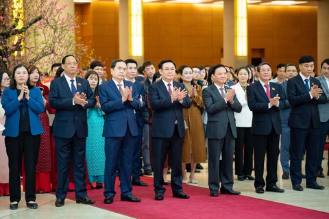 Chủ tịch Quốc hội: tiếp tục tinh thần sẵn sàng biến những điều bất thường thành bình thường- Ảnh 3. Chủ tịch Quốc hội và lãnh đạo Quốc hội chúc Tết lãnh đạo các cơ quan, cán bộ, công chức sáng 15-2 - Ảnh: PHẠM THẮNG