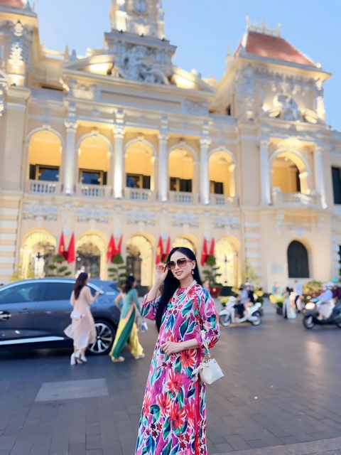 'Ca sĩ tỉ phú' Hà Phương cùng 'người tình màn ảnh' xuống phố du xuân- Ảnh 1. Diện áo dài, Hà Phương không quên mix match với kính, bình cổ ngọc trai hay túi xách thể hiện sự quý phái