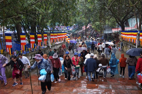 Trục đường lên chùa Thiên Trù sáng 15-2 người đi lễ khá thong dong - Ảnh: T.ĐIỂU Trục đường lên chùa Thiên Trù sáng 15-2 người đi lễ khá thong dong - Ảnh: T.ĐIỂU