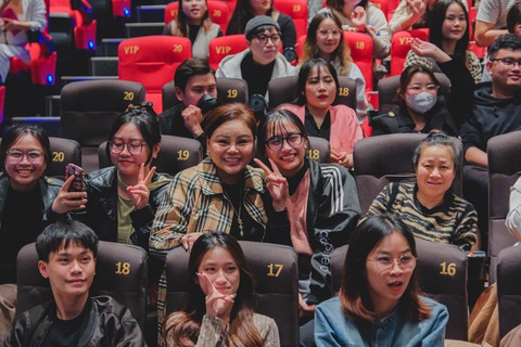 Diễn viên Lê Giang phim Gặp lại chị bầu giao lưu cùng khán giả Hà Nội - Ảnh: ĐPCC Diễn viên Lê Giang phim Gặp lại chị bầu giao lưu cùng khán giả Hà Nội - Ảnh: ĐPCC