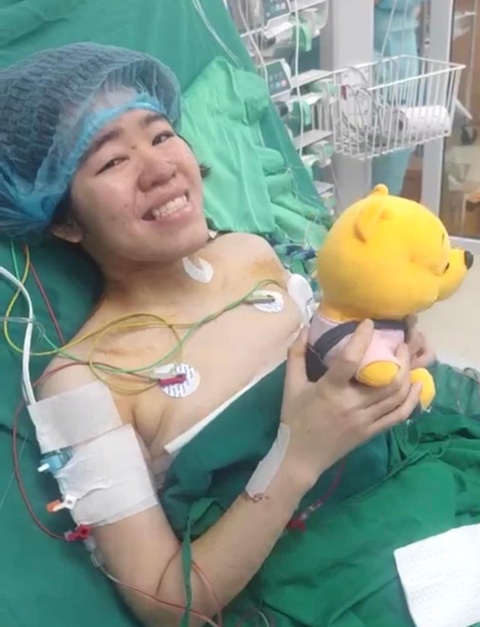 100 y bác sĩ tham gia ca ghép phổi đêm Giao thừa hồi sinh cô gái 21 tuổi- Ảnh 1. Nụ cười của cô gái 21 tuổi một ngày sau ca ghép - Ảnh: BVCC