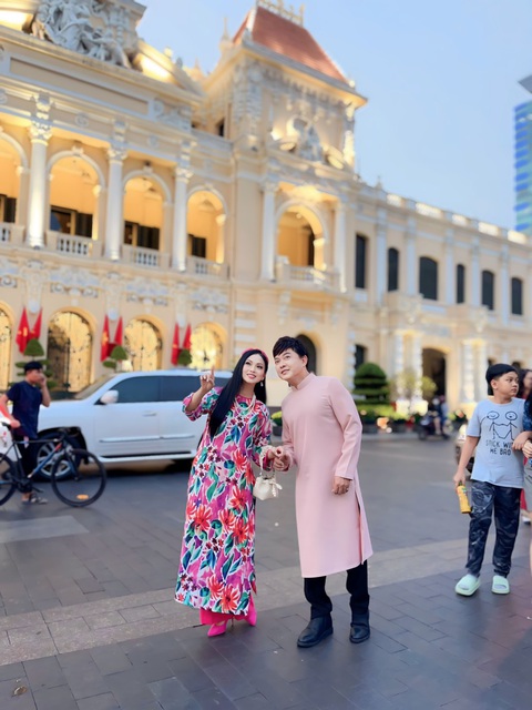 'Ca sĩ tỉ phú' Hà Phương cùng 'người tình màn ảnh' xuống phố du xuân- Ảnh 3. Hà Phương - Trần Sang là cặp đôi sân khấu nổi đình nổi đám trong những năm 2000, cả hai vốn là cặp song ca ăn ý vào thập niên 1990 như Hoa cau vườn trầu, Mùa xuân xôn xao...