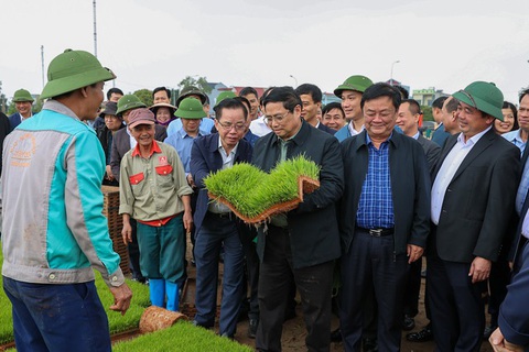 Thủ tướng xuống đồng cấy lúa, thu hoạch cà rốt cùng nông dân- Ảnh 1. Thủ tướng xuống đồng động viên người nông dân - Ảnh: VGP