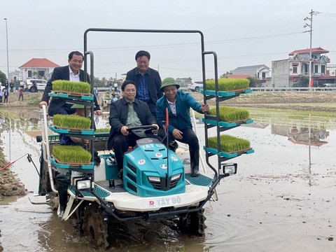 Thủ tướng xuống đồng cấy lúa, thu hoạch cà rốt cùng nông dân- Ảnh 3. Thủ tướng trực tiếp ngồi máy cấy để điều khiển cấy lúa trên cánh đồng - Ảnh: VGP
