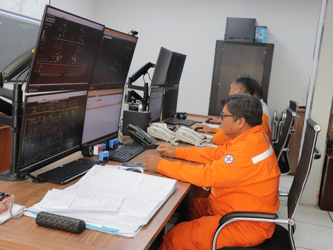 EVNHCMC sôi động ngày làm việc đầu tiên sau Tết Giáp Thìn- Ảnh 1. Nhân viên đội vận hành Công ty điện lực Gia Định nghiêm túc kiểm tra mạng vận hành mạng lưới điện - Ảnh: CẨM NƯƠNG