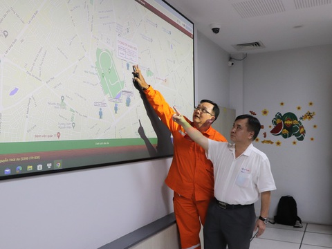 EVNHCMC sôi động ngày làm việc đầu tiên sau Tết Giáp Thìn- Ảnh 3. Lãnh đạo Công ty điện lực Phú Thọ trao đổi với nhân viên đội vận hành về công tác bố trí nhân sự quản lý, kiểm tra sự cố về điện trên địa bàn - Ảnh: CẨM NƯƠNG