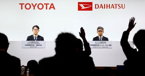 Lãnh đạo Daihatsu đồng loạt từ chức, Toyota thay máu nhân sự- Ảnh 1. Chủ tịch kiêm CEO Toyota ông Sato Koji (trái) và tân chủ tịch Daihatsu kể từ ngày 1-3 ông Masahiro Inoue trong buổi họp báo ngày 13-2-2024 - Ảnh: Reuters