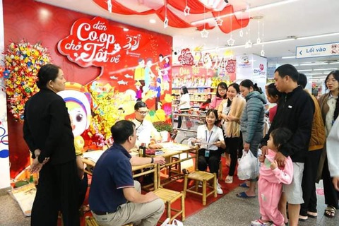 Saigon Co.op lì xì khách hàng, mở tiệc chay đầu năm mới- Ảnh 3. Ông đồ tặng chữ đầu năm tại Co.opmart