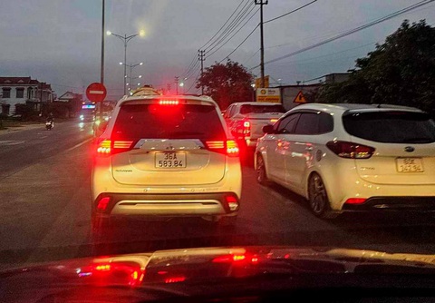 Dồn dập đổ vào Nam sau Tết, hàng ngàn xe nhích từng chút đoạn qua Quảng Bình- Ảnh 2. Nguyên nhân gây tắc đường là một lượng lớn xe cá nhân cùng dồn dập từ các tỉnh phía Bắc trở vào Nam sau kỳ nghỉ Tết - Ảnh: Q.NAM