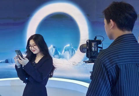 Hai bạn trẻ đang thực hiện một cảnh quay cho video nội dung số trên kênh mạng xã hội - Ảnh: ĐỨC THIỆN Hai bạn trẻ thực hiện một cảnh quay cho video nội dung số trên kênh mạng xã hội - Ảnh: ĐỨC THIỆN
