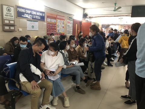Hàng dài bệnh nhân chờ thăm khám tại Bệnh viện Bạch Mai - Ảnh: DƯƠNG LIỄU Hàng dài bệnh nhân chờ thăm khám tại Bệnh viện Bạch Mai - Ảnh: DƯƠNG LIỄU
