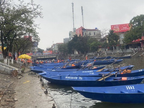 Cảnh lạ lùng ở bến Yến ngày khai hội chùa Hương: hàng trăm con đò và lái đò xếp hàng trật tự chờ khách - Ảnh: T.ĐIỂU Cảnh chưa từng có ở bến Yến ngày khai hội chùa Hương - Ảnh: T.ĐIỂU