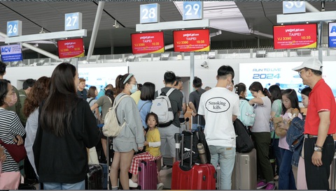 Gần 300 khách Đài Loan bị bỏ rơi Phú Quốc: Kiến nghị phạt Công ty Winner 30 triệu, công ty chưa phục- Ảnh 1. Đoàn khách gần 300 người Đài Loan bị bỏ rơi ở Phú Quốc dịp Tết được địa phương, doanh nghiệp du lịch Phú Quốc hỗ trợ trở về nhà - Ảnh: H.D.