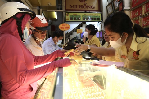Vàng miếng SJC lên 79 triệu đồng/lượng, chuyên gia khuyên bán- Ảnh 2. Các chuyên gia khuyến cáo nếu muốn cầu may mắn đầu năm thì chỉ nên mua vàng 9999 - Ảnh: PHƯƠNG QUYÊN