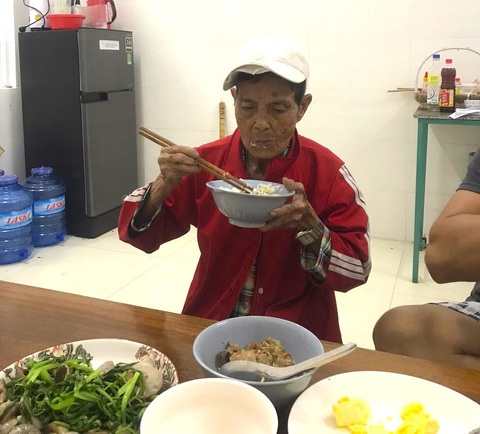 Cụ bà Nguyễn Thị Nhuận (75 tuổi, trú phường 2, quận Bình Thạnh, TP.HCM) đi lạc từ TP.HCM đến Phú Yên. Trong ảnh là cụ bà được đưa về trụ sở Công an xã Xuân Lãnh (huyện Đồng Xuân) để lo cơm nước và tìm thân nhân - Ảnh: Công an cung cấp Cụ bà Nguyễn Thị Nhuận (75 tuổi, trú phường 2, quận Bình Thạnh, TP.HCM) đi lạc từ TP.HCM đến Phú Yên. Trong ảnh là cụ bà được đưa về trụ sở Công an xã Xuân Lãnh (huyện Đồng Xuân) để lo cơm nước và tìm thân nhân - Ảnh: Công an cung cấp