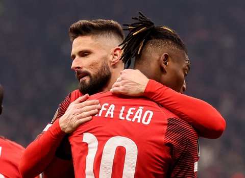 Tin tức thể thao sáng 16-2: AC Milan thắng đậm ở Europa League- Ảnh 1. Niềm vui của các cầu thủ Milan sau khi ghi bàn vào lưới Rennes - Ảnh: REUTERS