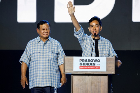 Indonesia sắp có phó tổng thống trẻ nhất lịch sử- Ảnh 1. Ứng cử viên tổng thống Prabowo Subianto (trái) và ứng cử viên phó tổng thống Gibran Rakabuming Raka
