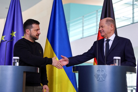 Đức ký thỏa thuận an ninh 10 năm với Ukraine- Ảnh 1. Tổng thống Ukraine Volodymyr Zelensky (trái) bắt tay Thủ tướng Đức Olaf Scholz tại cuộc họp báo ở Berlin, Đức vào ngày 16-2 - Ảnh: REUTERS