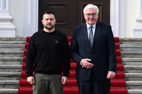 Đức ký thỏa thuận an ninh 10 năm với Ukraine- Ảnh 2. Tổng thống Ukraine Volodymyr Zelensky (trái) và Tổng thống Đức Frank Walter-Steinmeier tại Cung điện Bellevue ở Berlin, Đức vào ngày 16-2 - Ảnh: REUTERS