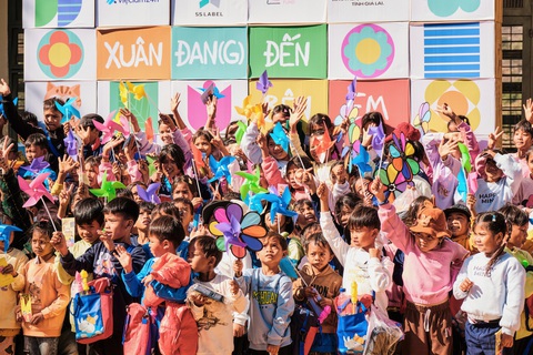 Niềm vui được nhận quà của trẻ em vùng cao - Ảnh: Facebook Binz Da Poet Niềm vui được nhận quà của trẻ em vùng cao - Ảnh: Facebook Binz Da Poet