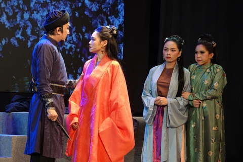 Tình sử Thăng Long: phong vị lạ của mùa kịch Tết- Ảnh 5. Hoàng Yến (giữa) - học trò cưng của NSND Hồng Vân - diễn tròn vai công chúa Ngọc Hân - Ảnh: Lê Thúy Bình