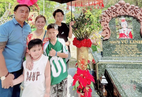 Hồng Loan xin không nhận quyên góp trong đám giỗ của ba Vũ Linh và đăng ảnh gia đình cô bên mộ Vũ Linh kèm theo status trên trang cá nhân - Ảnh: NVCC Hồng Loan xin không nhận quyên góp trong đám giỗ của ba Vũ Linh và đăng ảnh gia đình cô bên mộ Vũ Linh kèm theo status trên trang cá nhân - Ảnh: NVCC