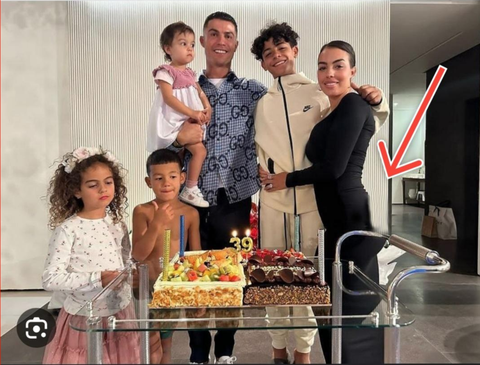 Bạn gái Cristiano Ronaldo bị tờ báo ở Iran sửa vòng 3- Ảnh 2. Bức ảnh bạn gái Cristiano Ronaldo, Georgina Rodriguez, đã bị chỉnh sửa - Ảnh: X