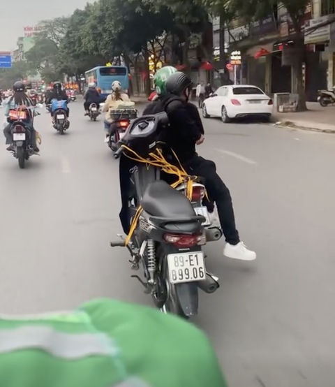 Ảnh vui 16-2: Cây cầu mang nhiều ý nghĩa- Ảnh 5. Chuyện khó thế mà cũng làm được.