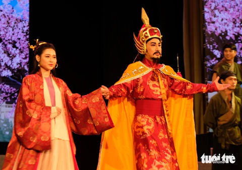 Nghệ sĩ Kim Tử Long vai Nguyễn Huệ (bìa phải) và Hoàng Yến (vai Công chúa Ngọc Hân) trong vở Tình sử Thăng Long - Ảnh: LINH ĐOAN Nghệ sĩ Kim Tử Long vai Nguyễn Huệ (bìa phải) và Hoàng Yến (vai công chúa Ngọc Hân) trong vở Tình sử Thăng Long - Ảnh: LINH ĐOAN