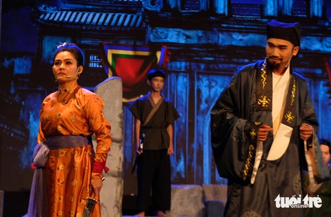 Nghệ sĩ Trinh Trinh (bìa trái, vai Bùi Thị Xuân) và Xuân Nghị (vai Nguyễn Hữu Chỉnh) - Ảnh: LINH ĐOAN Nghệ sĩ Trinh Trinh (bìa trái, vai Bùi Thị Xuân) và Xuân Nghị (vai Nguyễn Hữu Chỉnh) - Ảnh: LINH ĐOAN