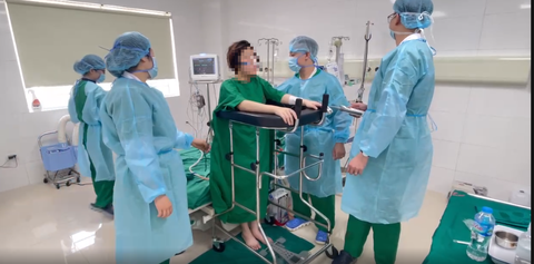 Sau phẫu thuật, A.T đã bắt đầu tập luyện phục hồi chức năng - Ảnh: BVCC Sau phẫu thuật, A.T. đã bắt đầu tập luyện phục hồi chức năng - Ảnh: BVCC