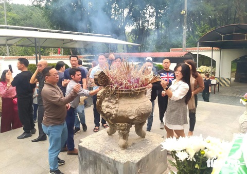 Giáo dục truyền thống lịch sử tại Khu di tích lịch sử Ngã ba Đồng Lộc- Ảnh 1. Sáng 16-2, có mặt tại Khu di tích lịch sử Ngã ba Đồng Lộc, ghi nhận hàng ngàn du khách đến thắp hương tri ân các anh hùng liệt sĩ và tham quan các hiện vật lịch sử được trưng bày tại đây. Du khách đến Khu di tích Ngã ba Đồng Lộc những ngày này chủ yếu là các gia đình riêng lẻ, hoặc các nhóm gia đình với số lượng lên tới hàng chục người mỗi đoàn - Ảnh: LÊ MINH
