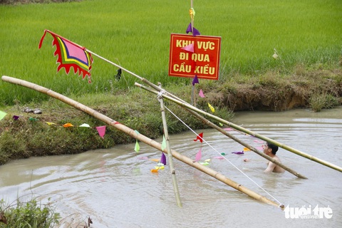 Du khách chơi sập cầu Kiều ở Ngày hội văn hóa các dân tộc Tây Nguyên- Ảnh 1. Du khách vì quá phấn khích với trò chơi đi qua cầu Kiều đã làm sập cầu Kiều tại ngày hội