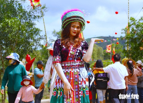 Du khách chơi sập cầu Kiều ở Ngày hội văn hóa các dân tộc Tây Nguyên- Ảnh 3. Một thiếu nữ dân tộc Mông lần đầu tiên được tham gia Ngày hội văn hóa các dân tộc Tây Nguyên cùng mẹ