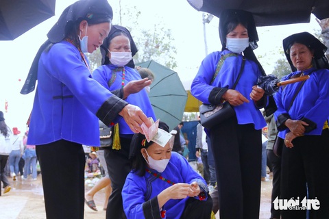 Du khách chơi sập cầu Kiều ở Ngày hội văn hóa các dân tộc Tây Nguyên- Ảnh 11. Các phụ nữ dân tộc Nùng tới ngày hội mua tiền đồng, tiền bạc