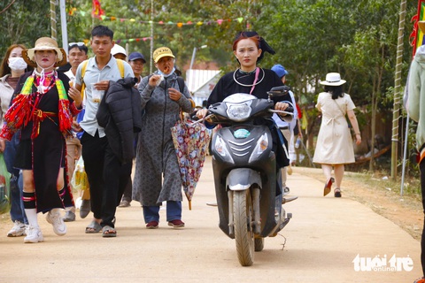 Du khách chơi sập cầu Kiều ở Ngày hội văn hóa các dân tộc Tây Nguyên- Ảnh 12. Tại ngày hội có sự tham gia của 28 dân tộc anh em đang sinh sống trên địa bàn huyện và hàng ngàn khách du lịch từ nhiều nơi đổ về tham quan, vui chơi