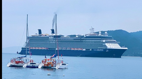 Nha Trang đón 3 chuyến tàu biển dịp Tết Nguyên đán 2024- Ảnh 2. Tàu Celebrity Solstice đến Nha Trang vào ngày 15-2 - Ảnh: THANH CHƯƠNG