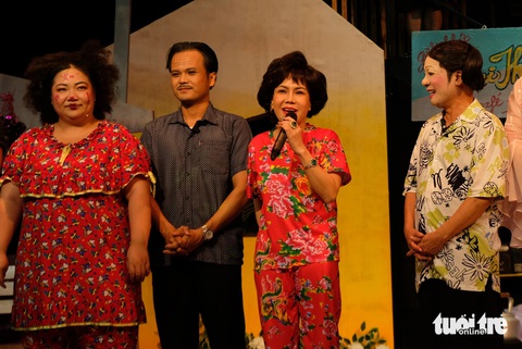 Nghệ sĩ Việt Hương (thứ 2, từ phải qua) tâm sự với khán giả sau suất diễn vở kịch Tết Lẹ lẹ trễ phà - Ảnh: LINH ĐOAN Nghệ sĩ Việt Hương (thứ 2 từ phải qua) tâm sự với khán giả sau suất diễn vở kịch Tết 'Lẹ lẹ trễ phà' - Ảnh: LINH ĐOAN