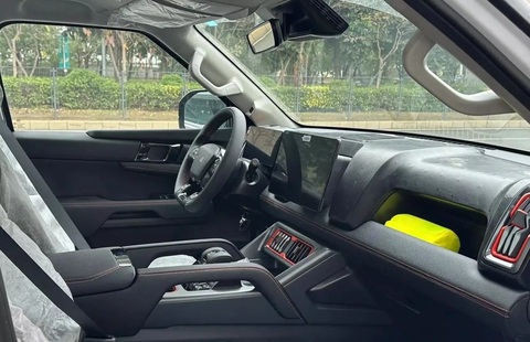 BYD sắp ra mắt bán tải, lấy Ford Ranger làm cảm hứng- Ảnh 3. Nội thất xe có khá nhiều điểm nhấn dị, chẳng hạn cụm điều khiển trung tâm tích hợp dàn nút bấm điều khiển hay hốc rộng để đồ trước mặt ghế hành khách trước - Ảnh: Carscoops