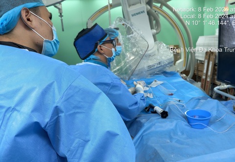 Cứu kịp thời thanh niên bị nhồi máu cơ tim cấp hiếm gặp sau tai nạn- Ảnh 1. Ê kíp can thiệp nhồi máu cơ tim cấp cho nam thanh niên - Ảnh: BVCC